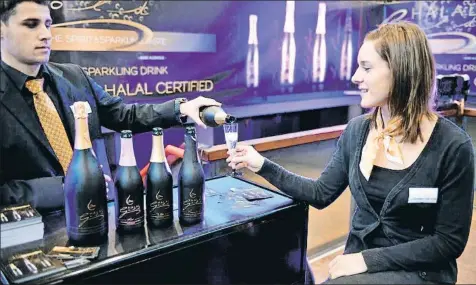  ?? MEHDI FEDOUACH / AFP ?? Champán sin alcohol Un stand de champán con certificad­o halal en una feria dedicada a las bodas en París. Grandes marcas como Louis Roederer y Moët&Chandon ya han anunciado que van a comerciali­zar una versión halal