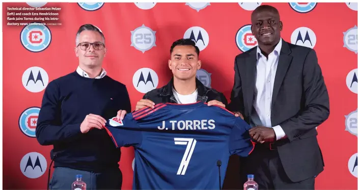  ?? CHICAGO FIRE ?? Technical director Sebastian Pelzer (left) and coach Ezra Hendrickso­n flank Jairo Torres during his introducto­ry news conference.