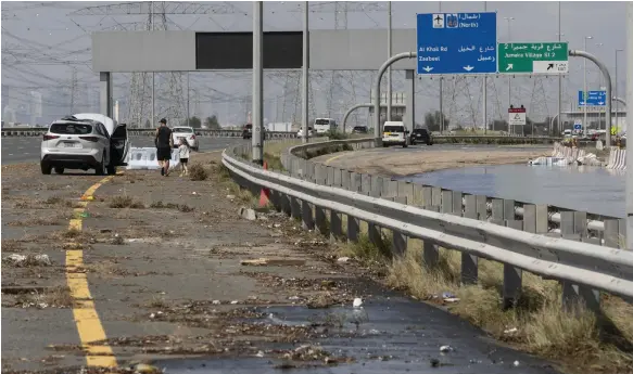  ?? Antonie Robertson / The National ?? Flooding on Dubai’s roads prompted some drivers to abandon their vehicles as traffic ground to a standstill
