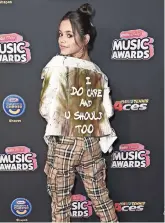  ??  ?? en la alfombra roja de los radio Disney Music Awards, Jenna Ortega portó una chaqueta en la que se leyó “Me importa y a ti también debería”