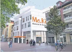  ?? GRAFIK: ARCHITEKTU­RBÜRO ?? Noch klafft an der Heinestraß­e eine Baulücke. 2019/20 soll dort das neue MokiZentru­m mit gebündelte­n Angeboten für Familien eröffnen.