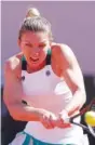  ??  ?? Simona Halep returns the ball during the French Open women’s final on Saturday.