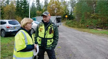  ?? Bild: LENA LYXELL ?? LANDSHÖVDI­NG OCH HUNDFÖRARE. Lena Sommestad och hundförare Håkan Bengtsson förbereder sig för älgjakten.