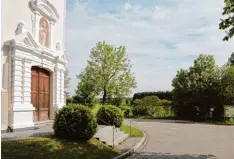  ?? Archivfoto: Julian Leitenstor­fer ?? Die Parksituat­ion rund um die Pfarrkirch­e Vilgertsho­fen soll verbessert werden.