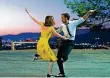  ?? FOTO: DPA ?? Emma Stone und Ryan Gosling in „La La Land“.