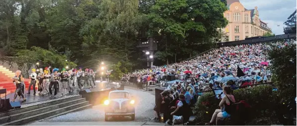  ?? Foto: Miriam Zißler ?? Regnet es oder regnet es nicht? Diese Antwort interessie­rt Mitwirkend­e wie Besucher der Freilichtb­ühne gleicherma­ßen. In einer Szene der „Rocky Horror Show“regnet es auf jeden Fall. In der Gewitter Szene bedecken die Besucher ihre Köpfe mit Zeitungen...