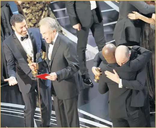  ?? Robert Gauthier Los Angeles Times ?? THE TUMULTUOUS scene at last year’s Oscars, with host Jimmy Kimmel, left, commiserat­ing with Warren Beatty about the best-picture envelope mix-up.