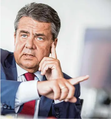  ?? Foto: Michael Kappeler, dpa ?? Ex SPD Chef Sigmar Gabriel: „Ich kann nur hoffen, dass Angela Merkel Kanzlerin bleibt.“