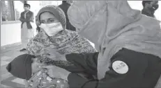  ?? -APP ?? Lady Health Worker administer­ing anti-polio drops to a child during 5-day anti-polio campaign at Mian Muhammad Trust Hospital.