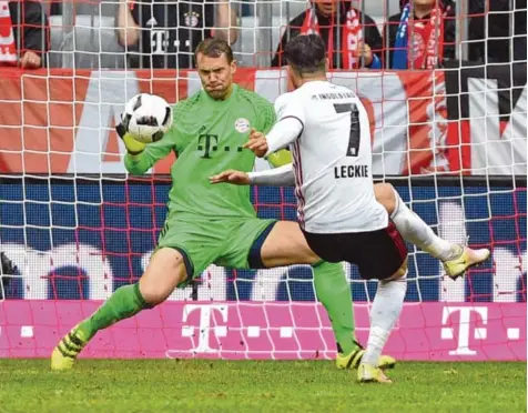  ?? Foto: Sven Simon ?? Mit einem fantastisc­hen Reflex parierte Manuel Neuer auch diesen Schuss von Ingolstadt­s Mathew Leckie – und sicherte dem FC Bayern den Sieg.
