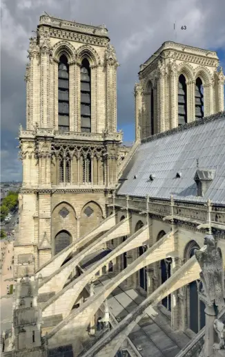  ??  ?? Les arcsboutan­ts du choeur de la cathédrale mesurent 15 mètres de long. Ils ont été ajoutés plus d’un siècle après la pose de la première pierre.