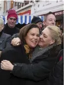  ?? AFP ?? La líder del partido Sinn Fein, Mary Lou McDonald (centro), recibió saludos.