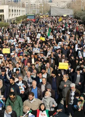  ?? Foto: lEhtIkUVA / AFP / AttA kENARE ?? Under en regimtroge­n demonstrat­ion på fredagen i huvudstade­n Teheran skanderar deltagarna slagord mot den gångna veckans protester mot regimen.