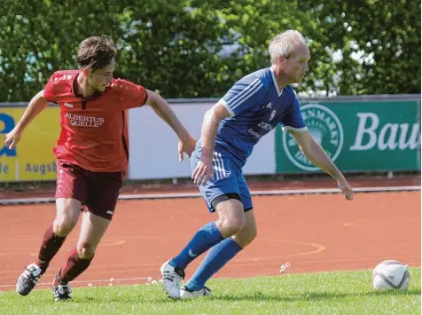  ?? Foto: Reini Rummel ?? Auch mit 49 Lenzen noch ein starker Mann: Frank Lasnig (Klingen/rechts) gegen David Schmid vom TSV Dasing. Lasnig traf zweimal.