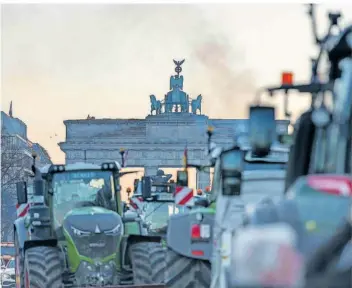  ?? FOTO: IMAGO IMAGES ?? Die Bauern-Proteste steuern auf einen weiteren Höhepunkt zu: Nachdem bereits am vergangene­n Montag Landwirte deutschlan­dweit demonstrie­rt hatten, wird für diesen Montag eine Großkundge­bung in Berlin erwartet.