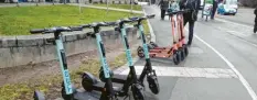  ?? Foto: Stefan Krog ?? Neben den roten E-Scootern von Voi sind nun auch Scooter von Tier Mobility in Augsburg im Einsatz.