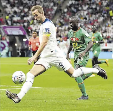  ?? Marko Djurica / Reuters ?? Harry Kane, que anotó su primer gol en el Mundial, en el duelo de ayer ante Senegal.