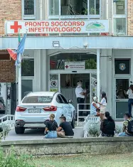  ??  ?? Emergenza File davanti all’ospedale Cotugno