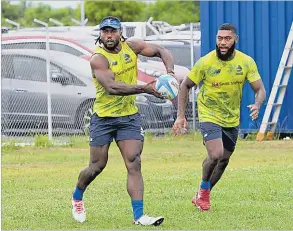  ?? Picture: BALJEET SINGH ?? Frank Lomani leads the captain’s run alongside Peni Matawalu in Nadi yesterday.