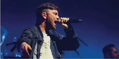  ?? Foto: Alexander Kaya ?? Der Mann hat alles im Griff: Marteria ist einer der besten deutschen Rapper. Mit seiner Roswell Tour landete er jetzt in der Ratiopharm Arena – und verbreitet­e dort positive Stimmung.