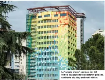  ??  ?? La ‘fachada interior’ o primera piel del edificio está acabada en un colorido pixelado, cambiante a lo alto y ancho del edificio.