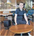  ?? FOTOS: THOMAS WARNACK ?? Die stellvertr­etende Restaurant­leiterin des Riedlinger McDonalds, Daniela Wiest, mit einem Bistrotisc­h. Zwei solcher Tische wurden aus dem Schnellres­taurant geklaut.