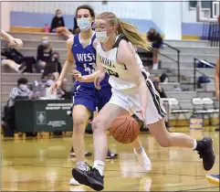  ?? PETE BANNAN — MEDIANEWS GROUP ?? Bishop Shanahan’s Shannon Donahue drives in the fourth quarter Monday.