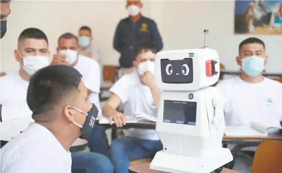  ?? FOTOS: PAOLO AGUILAR/EFE ?? Walter Velásquez realiza alguna actividad junto a su invento, el robot 'Jovam', en la cárcel de Lurigancho, ubicada en la ciudad de Lima