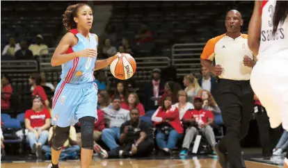  ??  ?? Carla Cortijo cerró su reducido paso este año por la WNBA en uniforme de Atlanta con un juego de 13 puntos anteayer en 18 minutos ante Washington y se anticipa un posible regreso al Dream en el 2016.