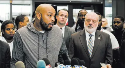  ?? Max Herman ?? The Associated Press Leonard Gipson talks to reporters Thursday in Chicago after a judge threw out the conviction­s of 15 men, including Gipson, who say a corrupt police sergeant manufactur­ed evidence that sent them to prison.