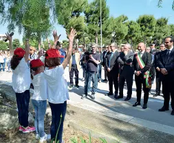  ??  ?? La cerimonia I ragazzi delle scuole coinvolti nel ricordo delle vittime di mafia