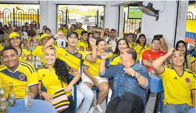  ?? JOHN ROBLEDO ?? Los espectador­es celebran el gol de Colombia luego de sufrir por el penal errado.