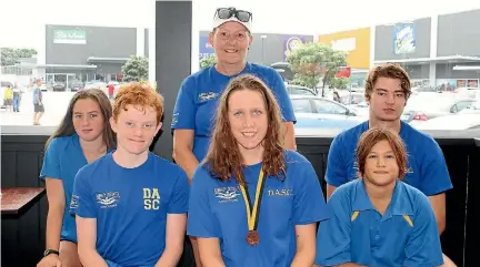  ?? PHOTO: RUBY MACANDREW/STUFF ?? Hannah van Wijk, centre, with her coach Lin Tozer and teammates, set two new New Zealand para swimming records at the weekend.