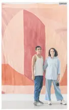  ??  ?? CORTESÍA ARTISTAS. Gabriel Rosas Alemán y María Fernanda Camarena posan delante de una de las piezas de “Celeste”.