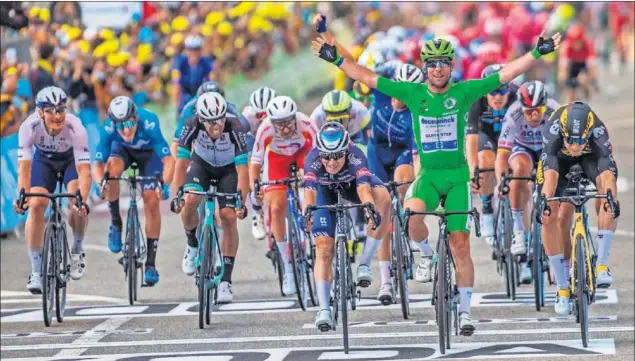  ??  ?? Mark Cavendish celebra su nueva victoria en Valence, meta de la décima etapa del Tour de Francia, por delante de Wout van Aert y Jasper Philipsen.