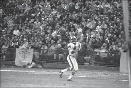  ?? WILLIAM A. SMITH — THE ASSOCIATED PRESS FILE ?? Buffalo Bills wide receiver Marlin Briscoe takes a forward pass from quarterbac­k Dennis Shaw during an NFL game in Baltimore on Nov. 15, 1970.