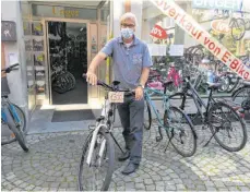  ??  ?? Erio Becker kauft sich ein neues E-Bike.