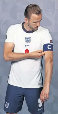  ??  ?? Harry Kane, colocándos­e el brazalete de capitán.