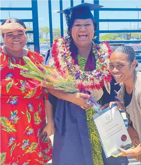  ?? Picture: ANDREW NAIDU ?? Laisa Tavuki (middle) is flanked by Alumita Vulacabe (left) Seinibua Koroi.