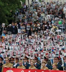  ?? FOTO: EDUARD KORNIYENKO / REUTERS ?? «Det udødelige regimentet» under en av de mange marsjene som ble arrangert 9. mai i år. Bildet er fra marsjen i byen Stavropol i sørlige Russland.