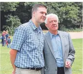  ?? FOTO: SDW ?? Hermann-Josef Kremer (rechts) und sein Nachfolger Marc Pellekoorn­e im Jahr der Amtsüberga­be 2011.