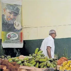  ?? AFP ?? Presencia. Un retrato de Fidel Castro en un barrio de La Habana.