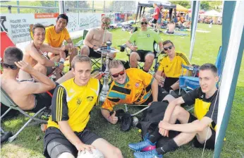  ?? FOTO: REGINA BRAUNGART ?? Impression am Spielfeldr­and mit Fußball und Shisha