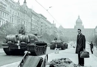  ??  ?? Carri armati Qui sopra una foto di Vladimir Lammer della mostra «La primavera di Praga 1968-'69»