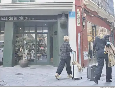  ?? JUAN CARLOS VÁZQUEZ ?? Dos turistas salen de un hotel del centro de Sevilla.