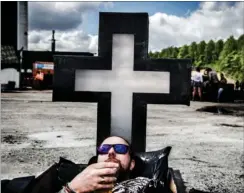  ?? FOTO: JESPER MORTENSEN/RITZAU SCANPIX ?? Kamma Ankjaerø finder det usmageligt, at der på årets Copenhell var en bar, som forestille­de en nedbraendt kirke. På en tidligere version af Copenhell valgte en festivalde­ltager at indtage sin øl liggende i en kiste.