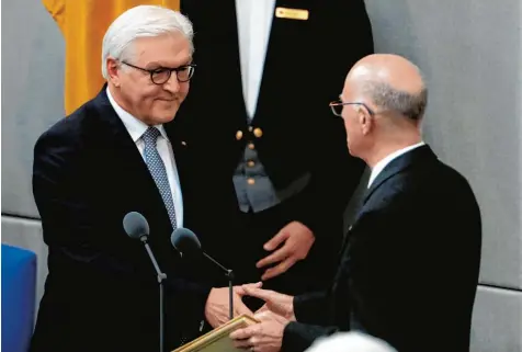  ??  ?? Glückwunsc­h, Herr Bundespräs­ident: Der frühere Außenminis­ter Frank Walter Steinmeier ist jetzt endgültig in seinem neuen Amt angekommen. Bundestags­präsident Norbert Lammert (rechts) nahm die Vereidigun­g vor und gratuliert­e.