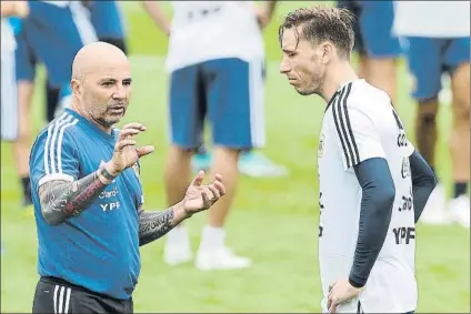  ?? FOTO: GETTY ?? Sampaoli charla con Lucas Biglia durante el entrenamie­nto que Argentina celebró ayer en la ciudad rusa de Bronnitsy