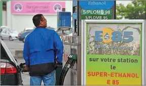  ??  ?? L’E85, qui contient jusqu’à 85 % de bioéthanol, coûte moins d’un euro le litre.