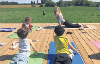  ??  ?? Marie-Ève Monfils donne des cours de yoga en plein champ à la ferme Ô Saine Terre.